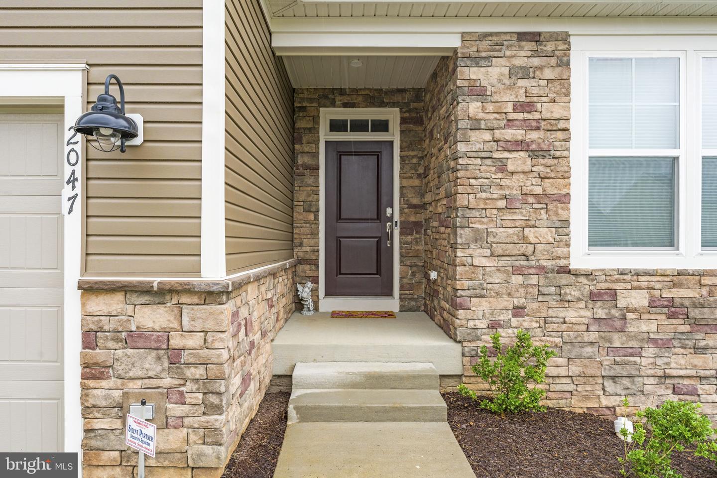 2047 Armstrong Ter Property Photo 2