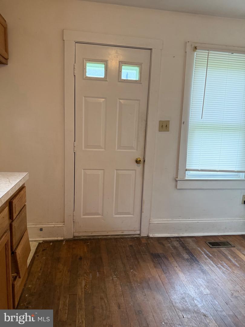 329 Spring St Property Photo 13