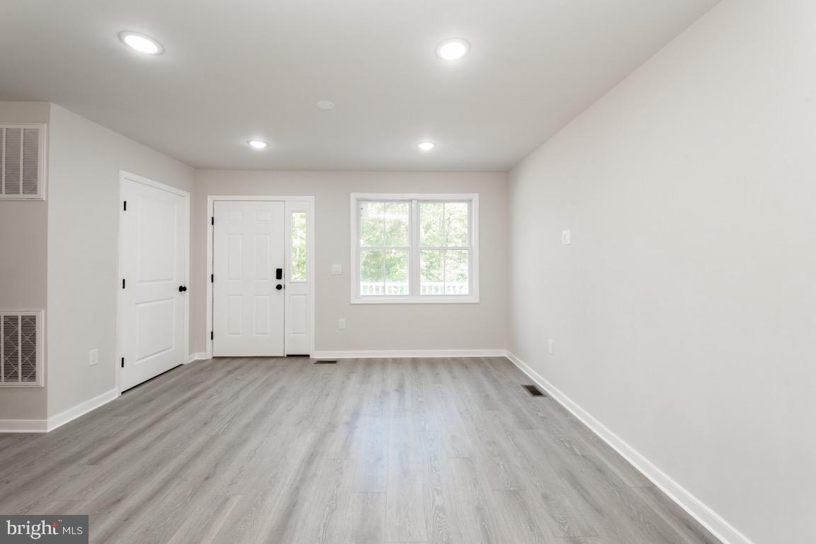 9162 Rhode Island Ln Property Photo 6