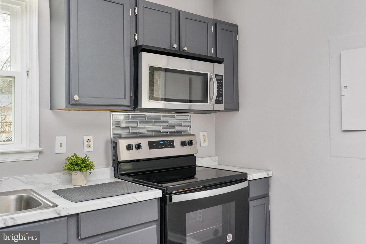 100 American Dr Property Photo 18