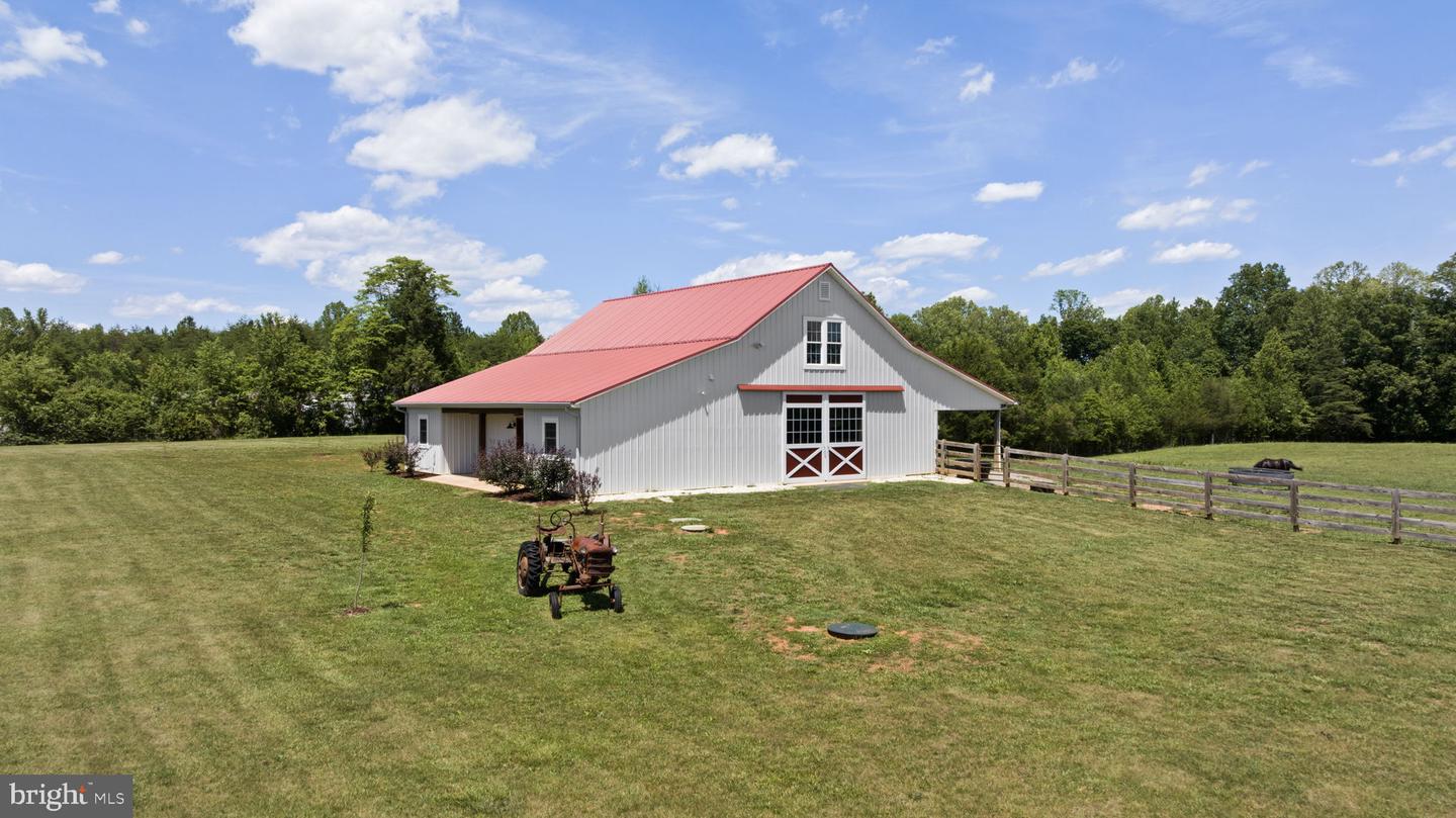 1815 Country Rd Property Photo 5