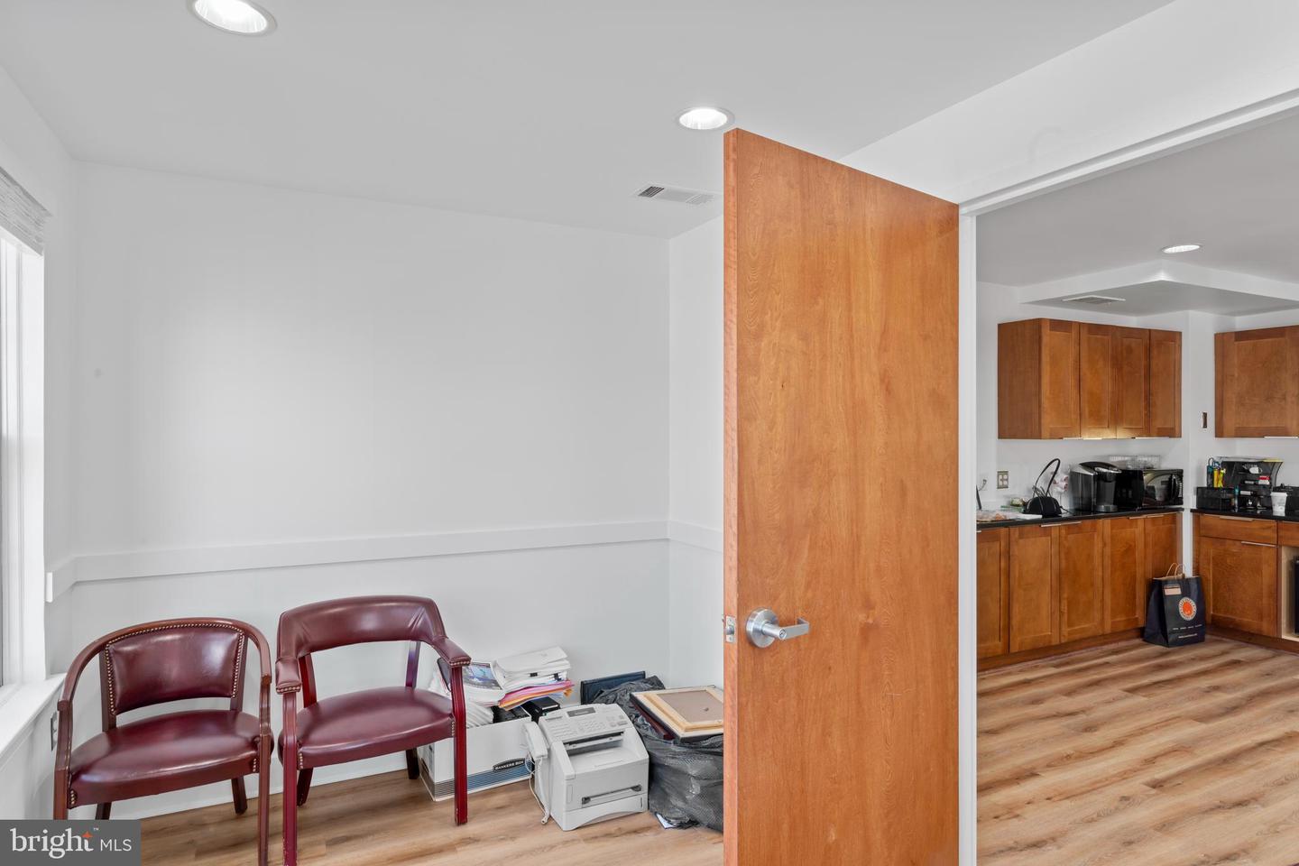 100-b E Broad St #100b Property Photo 13