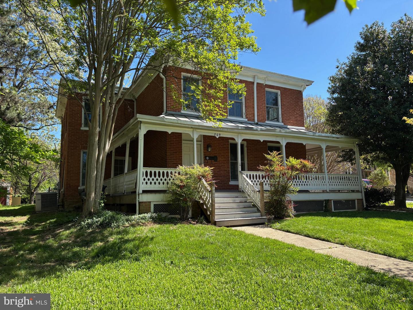 209 E Broad St Property Photo 1