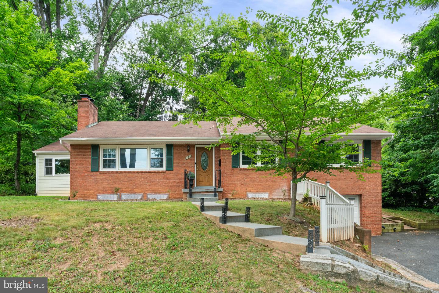 709 E Broad St Property Photo 1