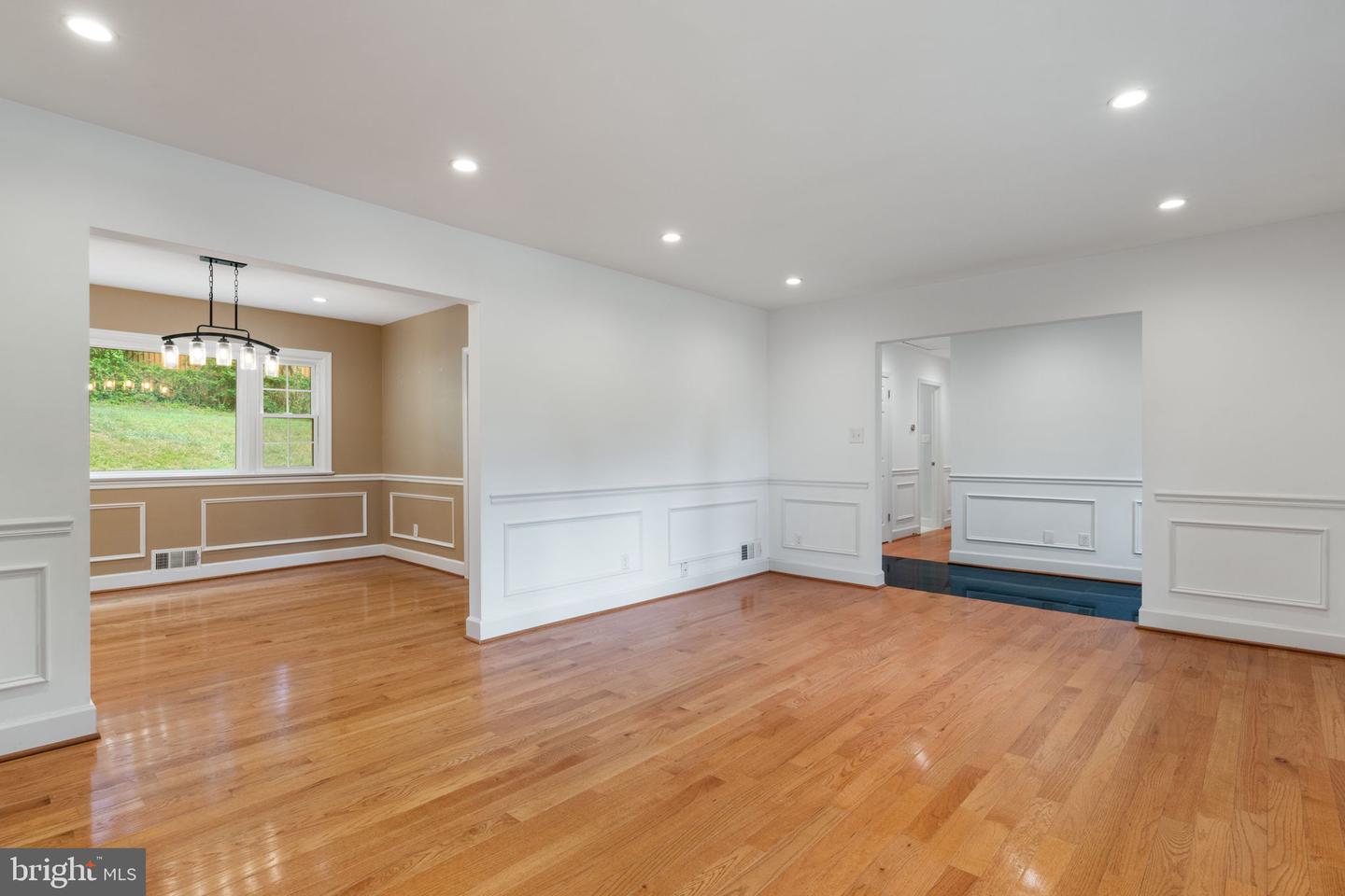 709 E Broad St Property Photo 3