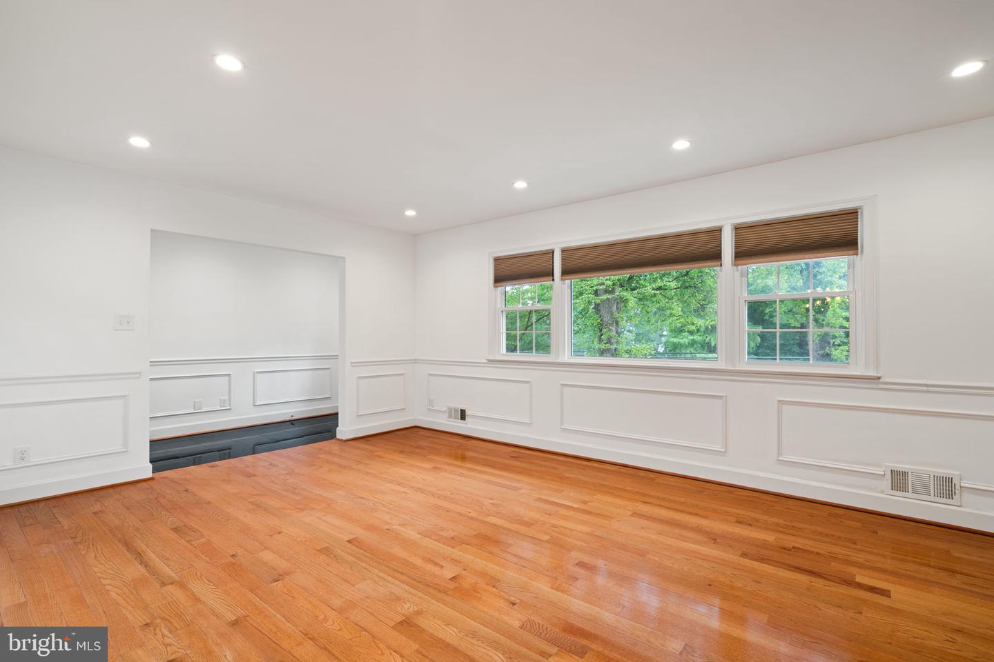709 E Broad St Property Photo 5