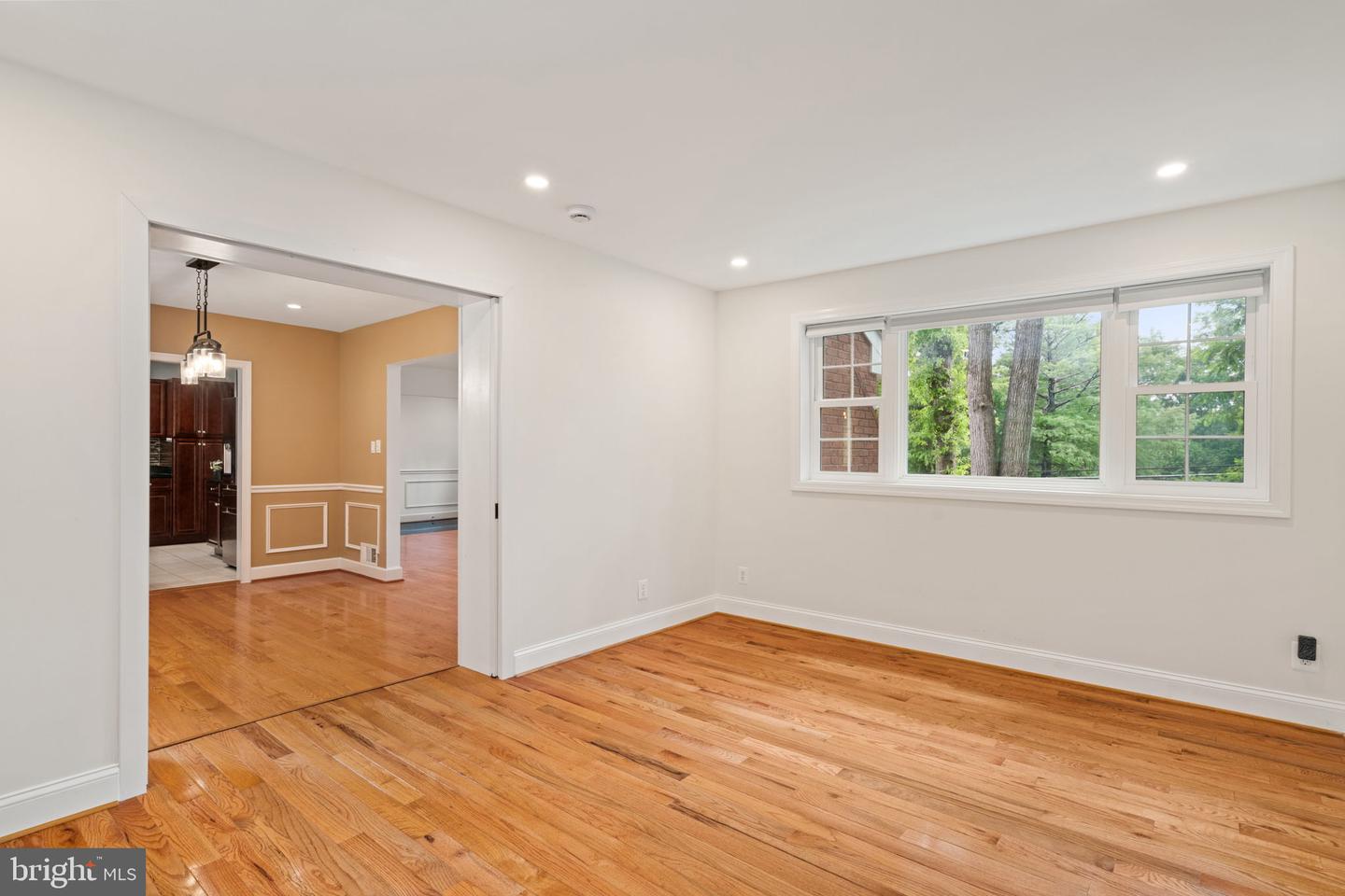 709 E Broad St Property Photo 6