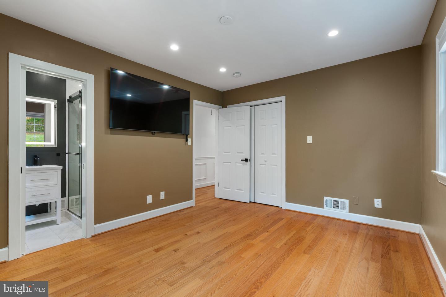 709 E Broad St Property Photo 20