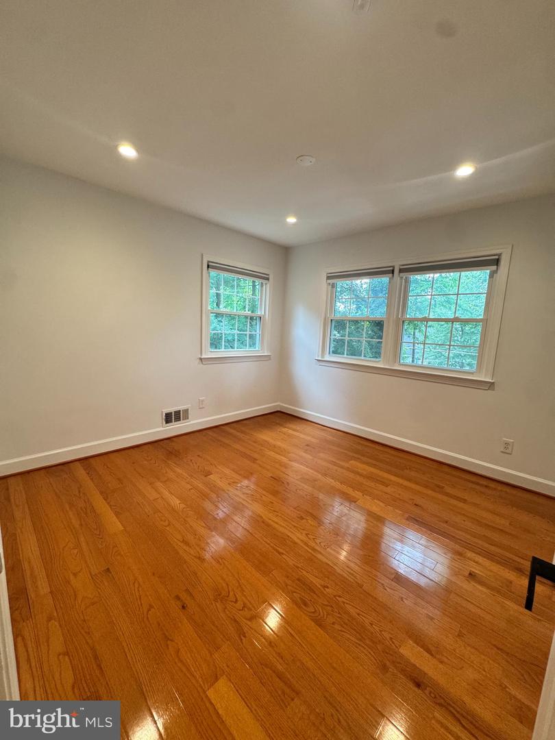 709 E Broad St Property Photo 22