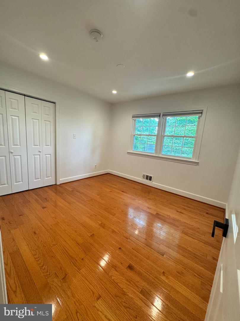 709 E Broad St Property Photo 23