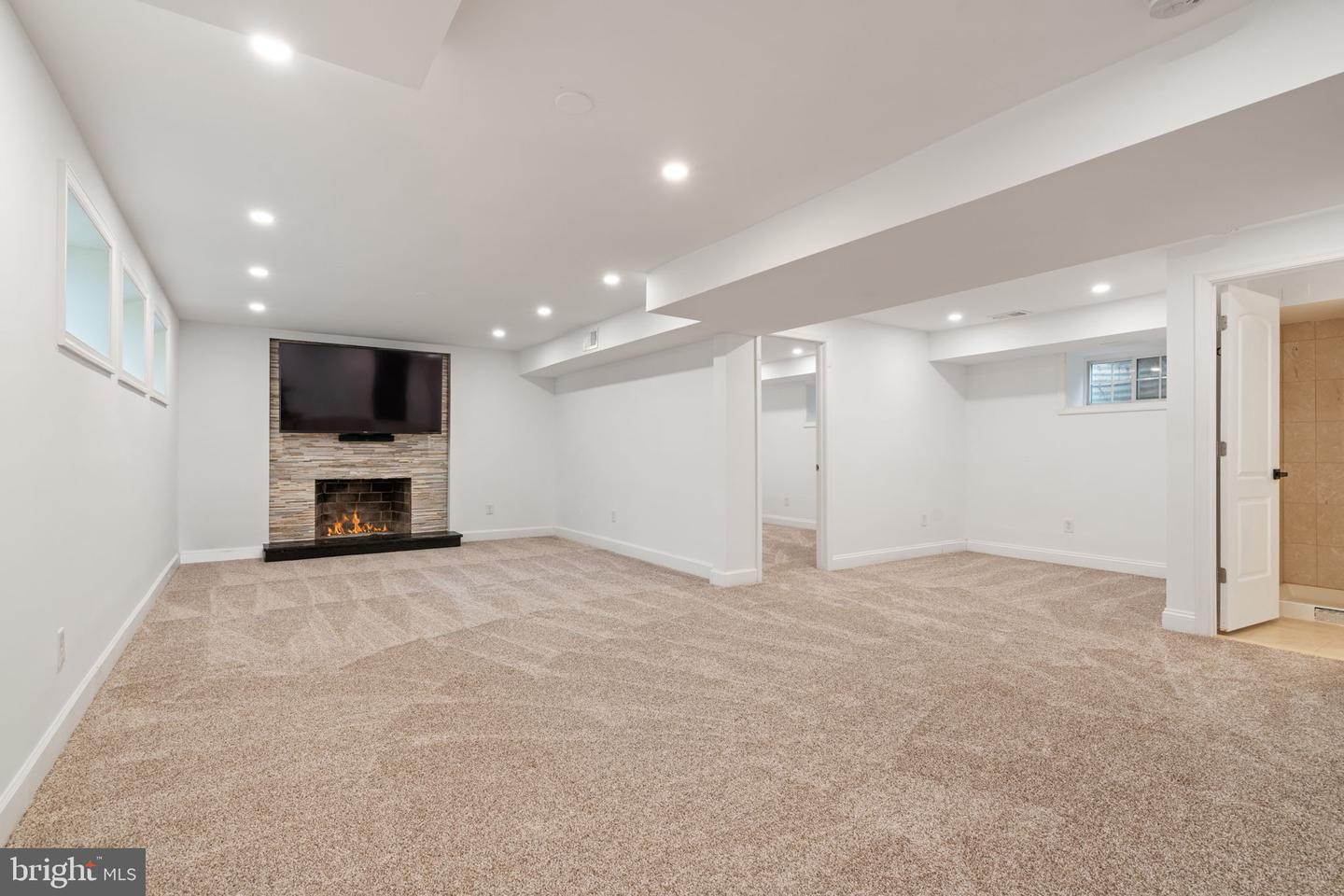 709 E Broad St Property Photo 26