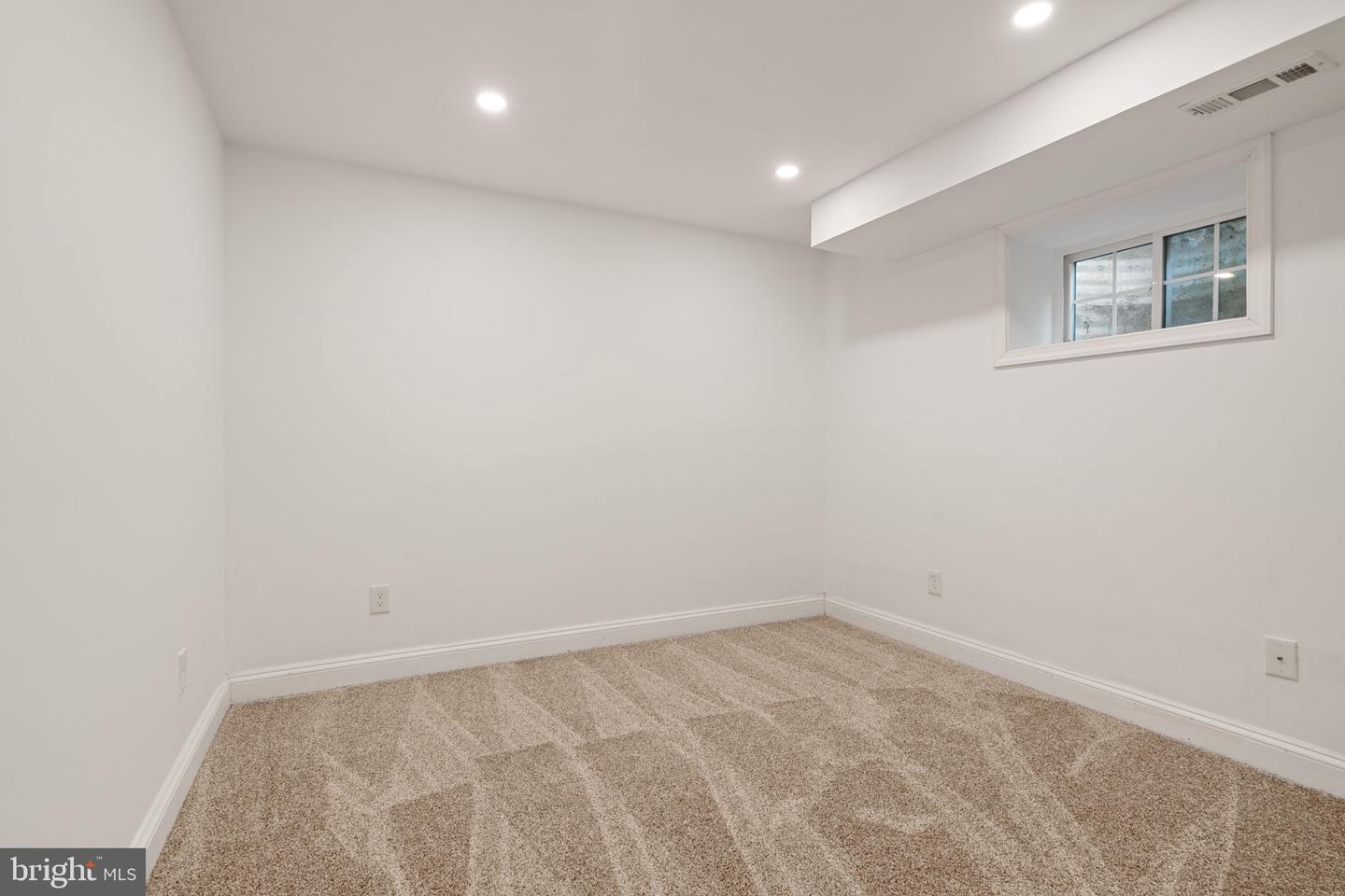 709 E Broad St Property Photo 29