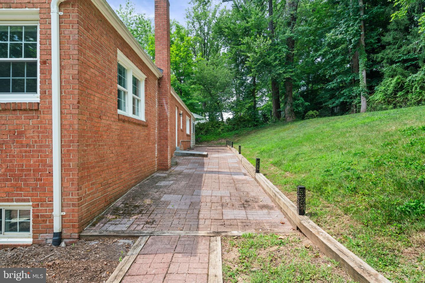 709 E Broad St Property Photo 36