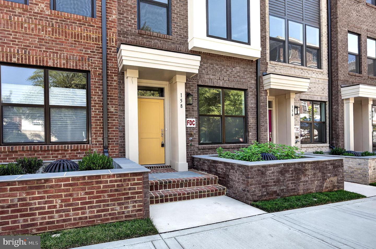 158 N LEE