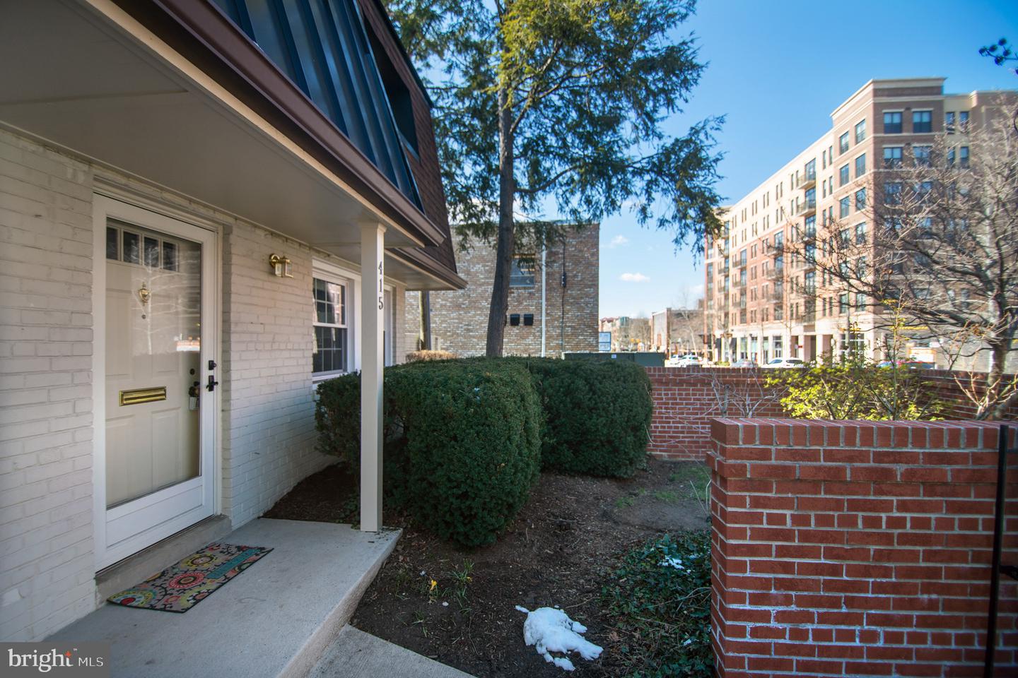 415 W BROAD ST Property Photo 1