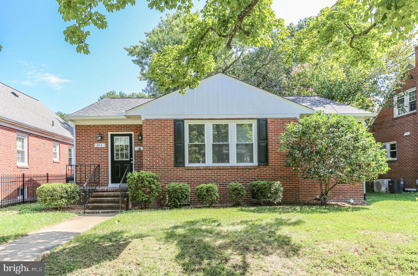 1213 Stafford Ave Property Photo 1