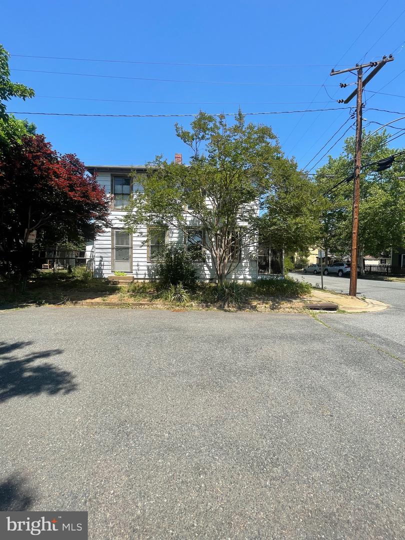 300 Prince Edward St Property Photo 4