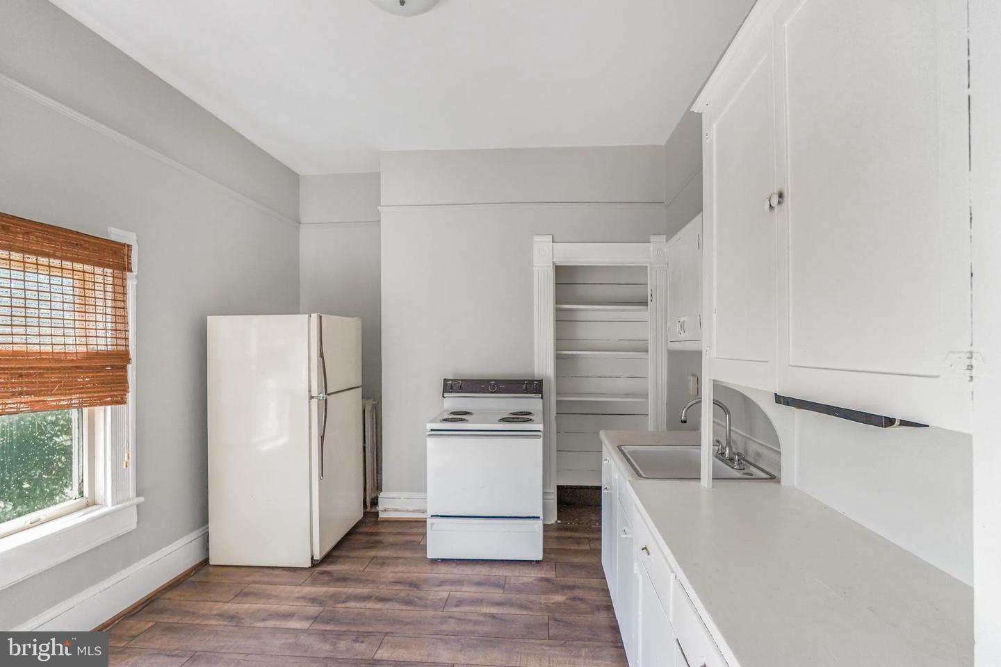 1122 Caroline St #2 Property Photo 6