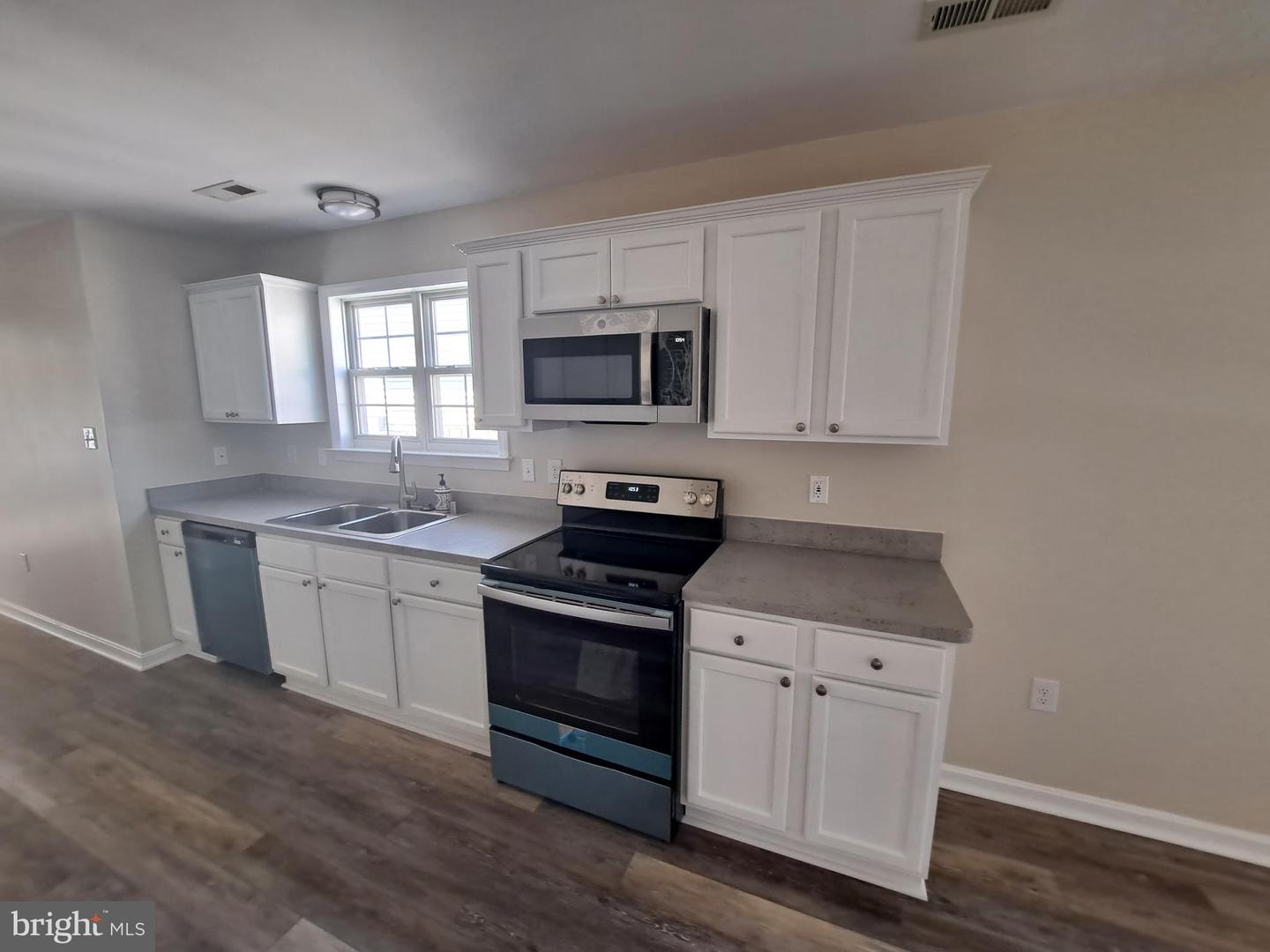 210 Amaret St Property Photo 8