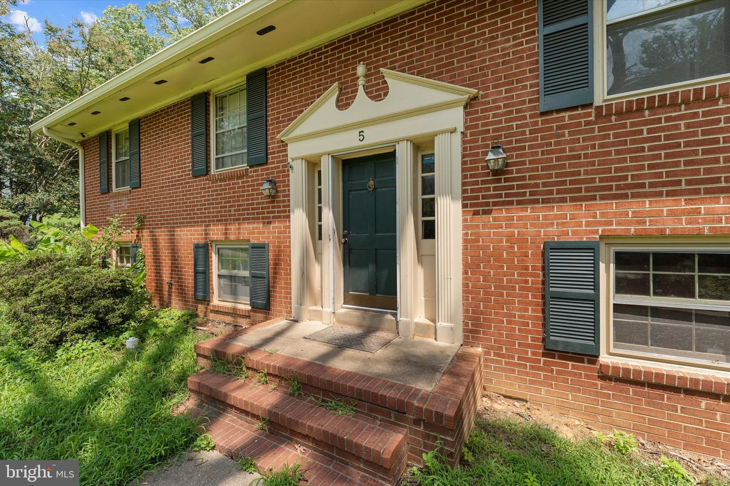 5 Warfield Pl Property Photo 5