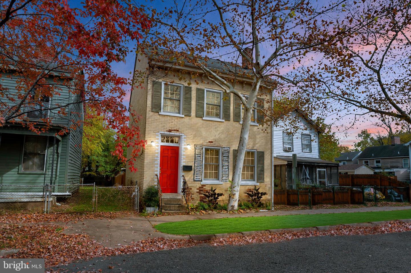 305 PRINCE EDWARD ST Property Photo 1