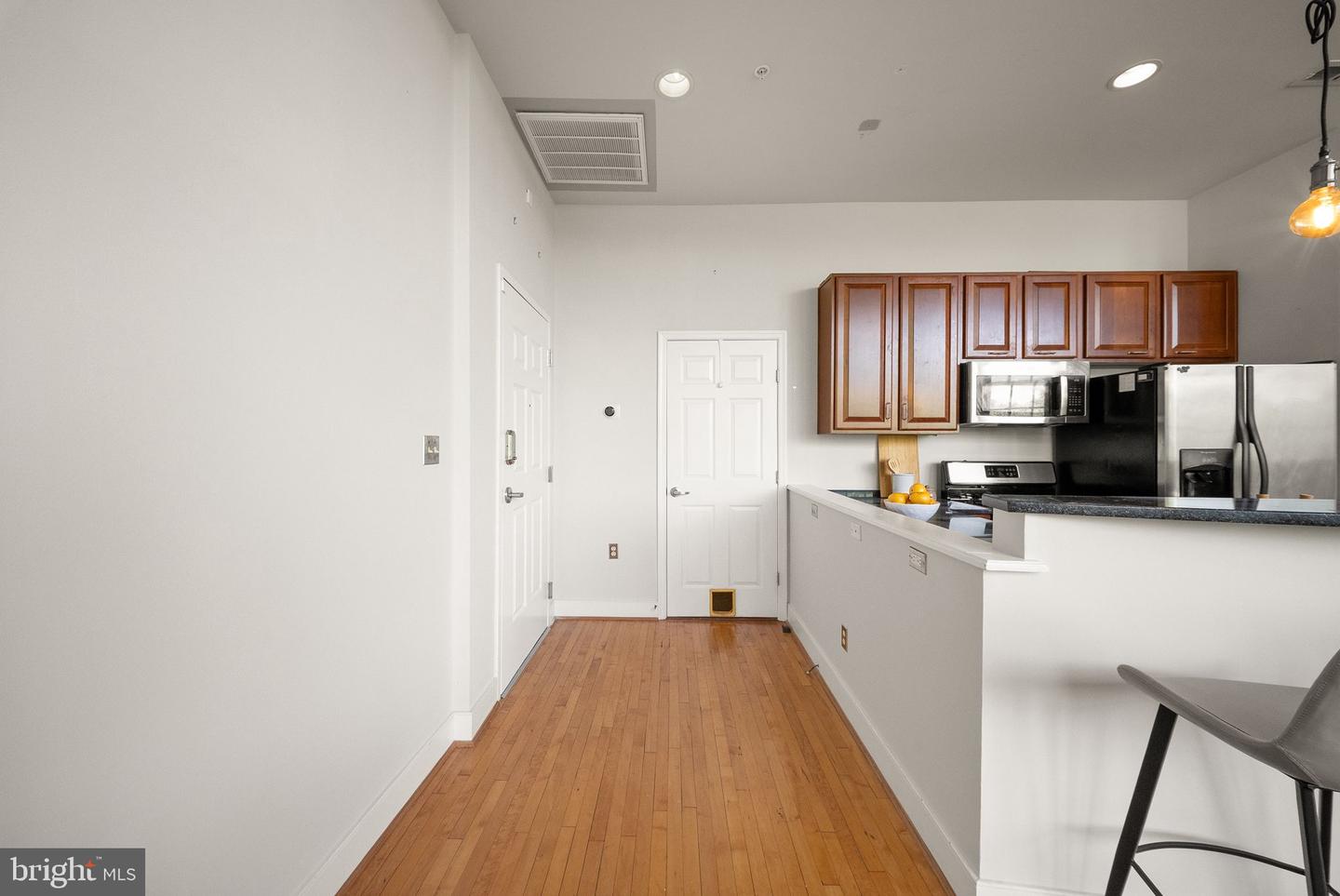 900 Barton St #301 Property Photo 5