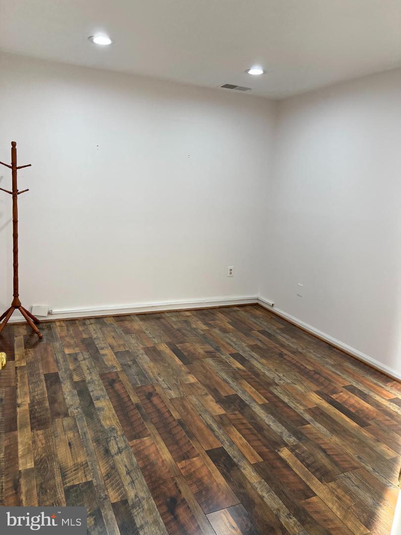 10520 Warwick Ave #b-2 Property Photo 5