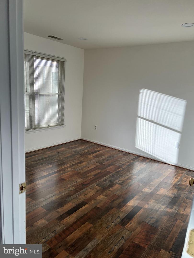 10520 Warwick Ave #b-2 Property Photo 6