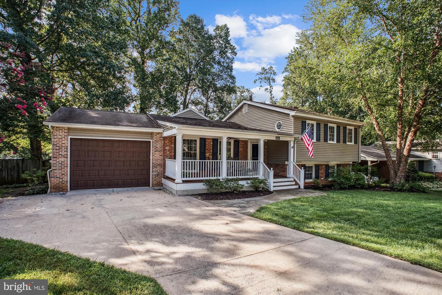 9811 Hampton Ln Property Photo 3