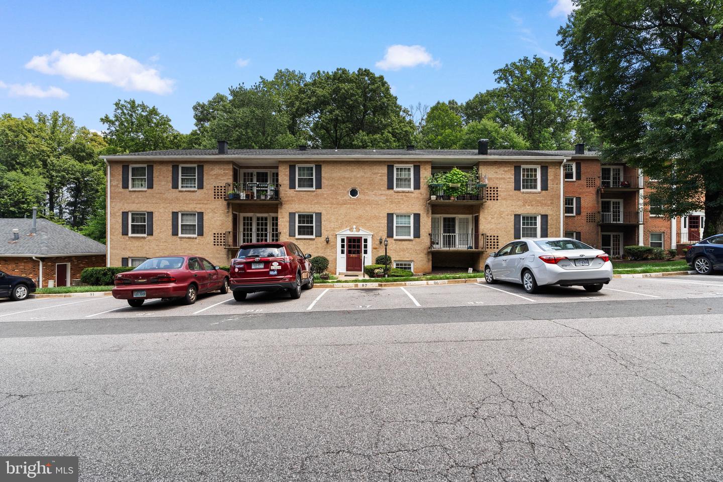 3901 LYNDHURST DR #201