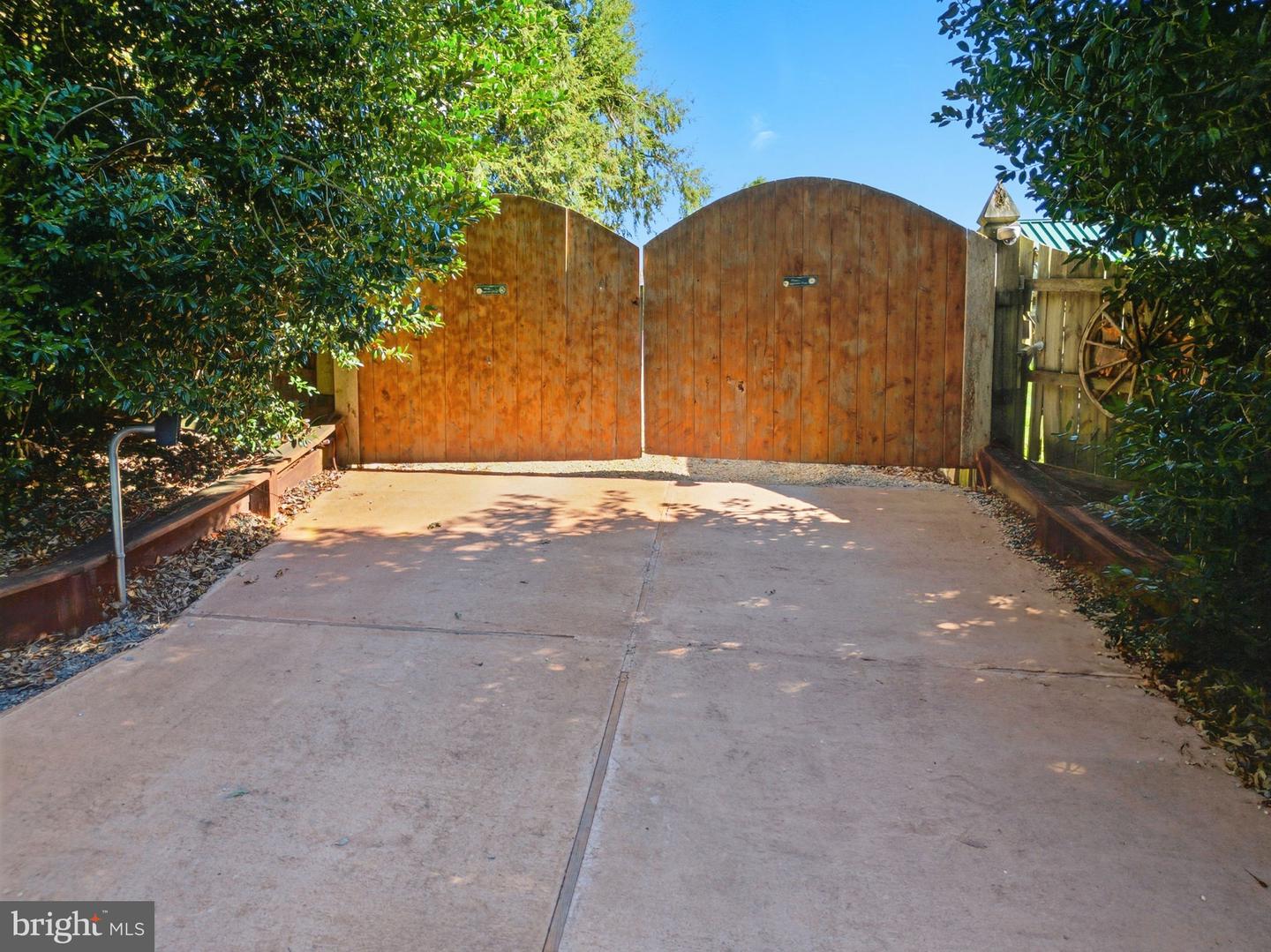 240 Stoneleigh Rd Property Photo 21