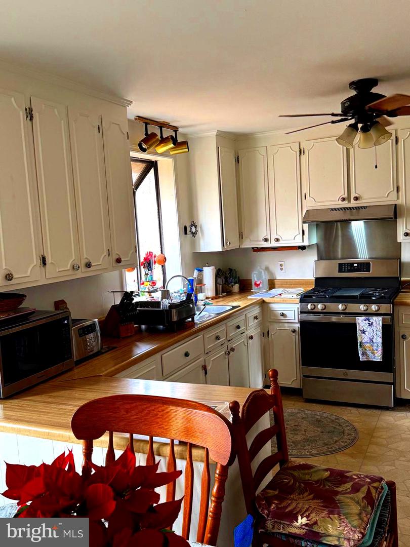 7633 Riverside Farm Rd Property Photo 3