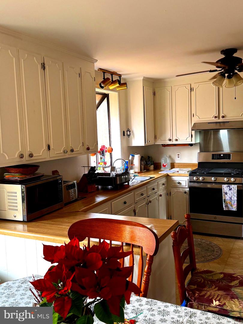 7633 Riverside Farm Rd Property Photo 6