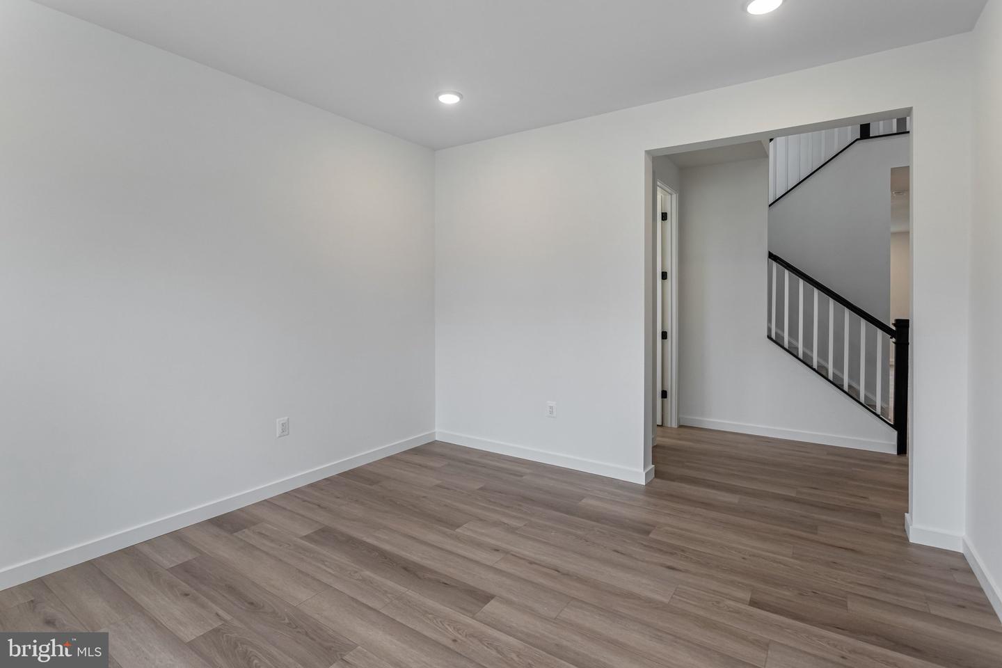 2083 Springvale Dr Property Photo 4