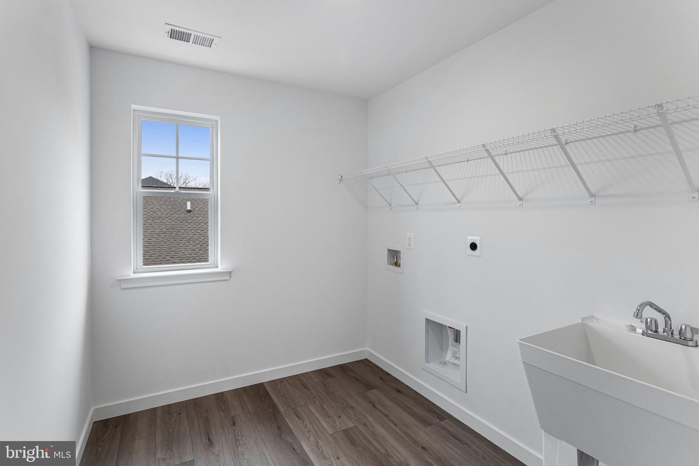 2083 Springvale Dr Property Photo 16
