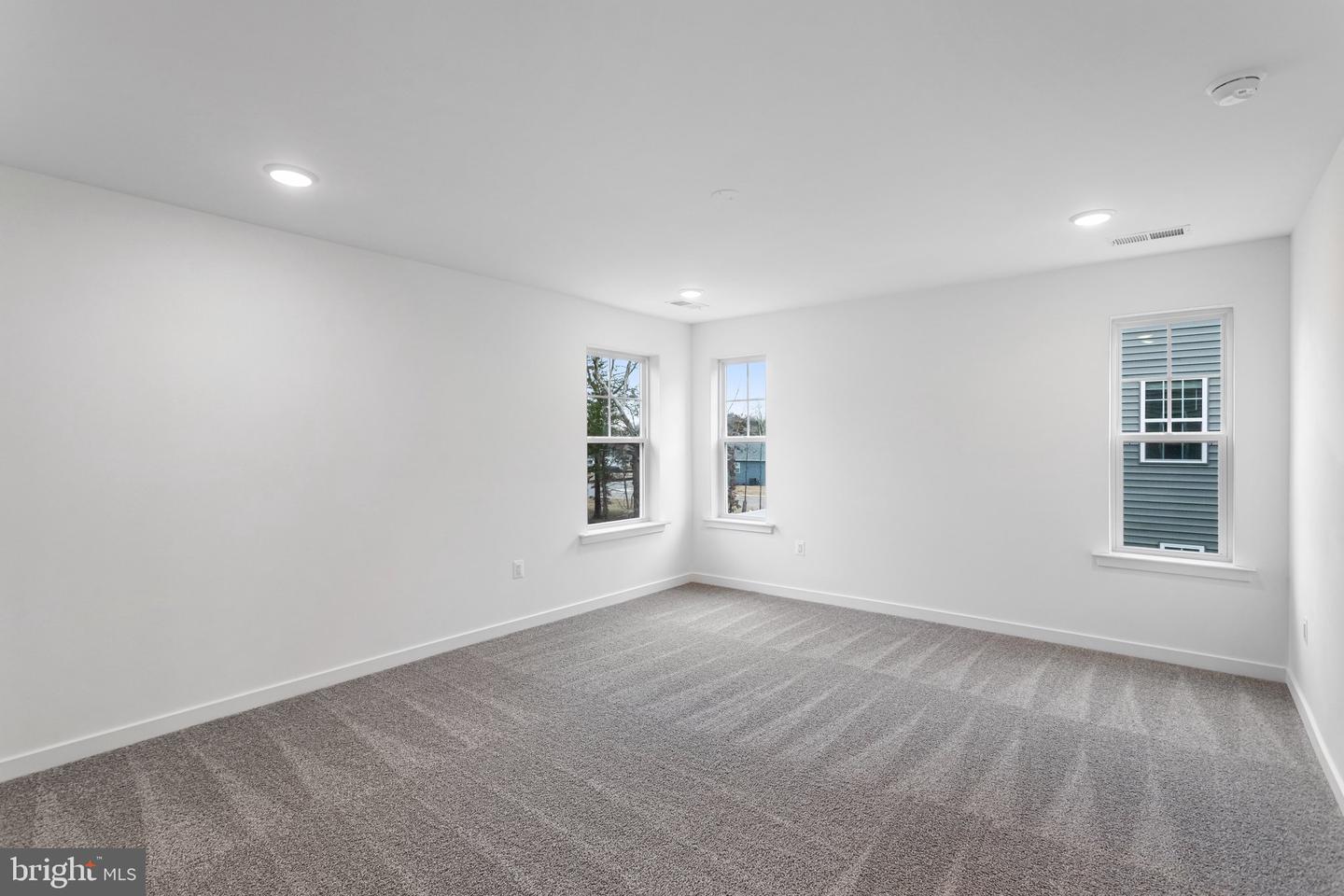 2083 Springvale Dr Property Photo 17