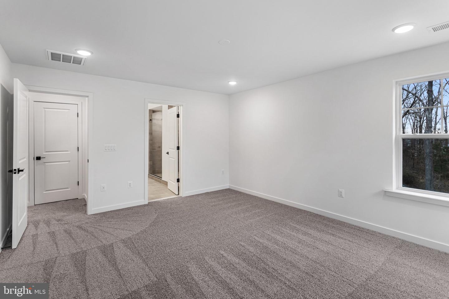 2083 Springvale Dr Property Photo 18