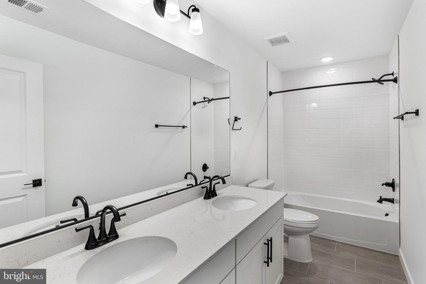 2083 Springvale Dr Property Photo 25