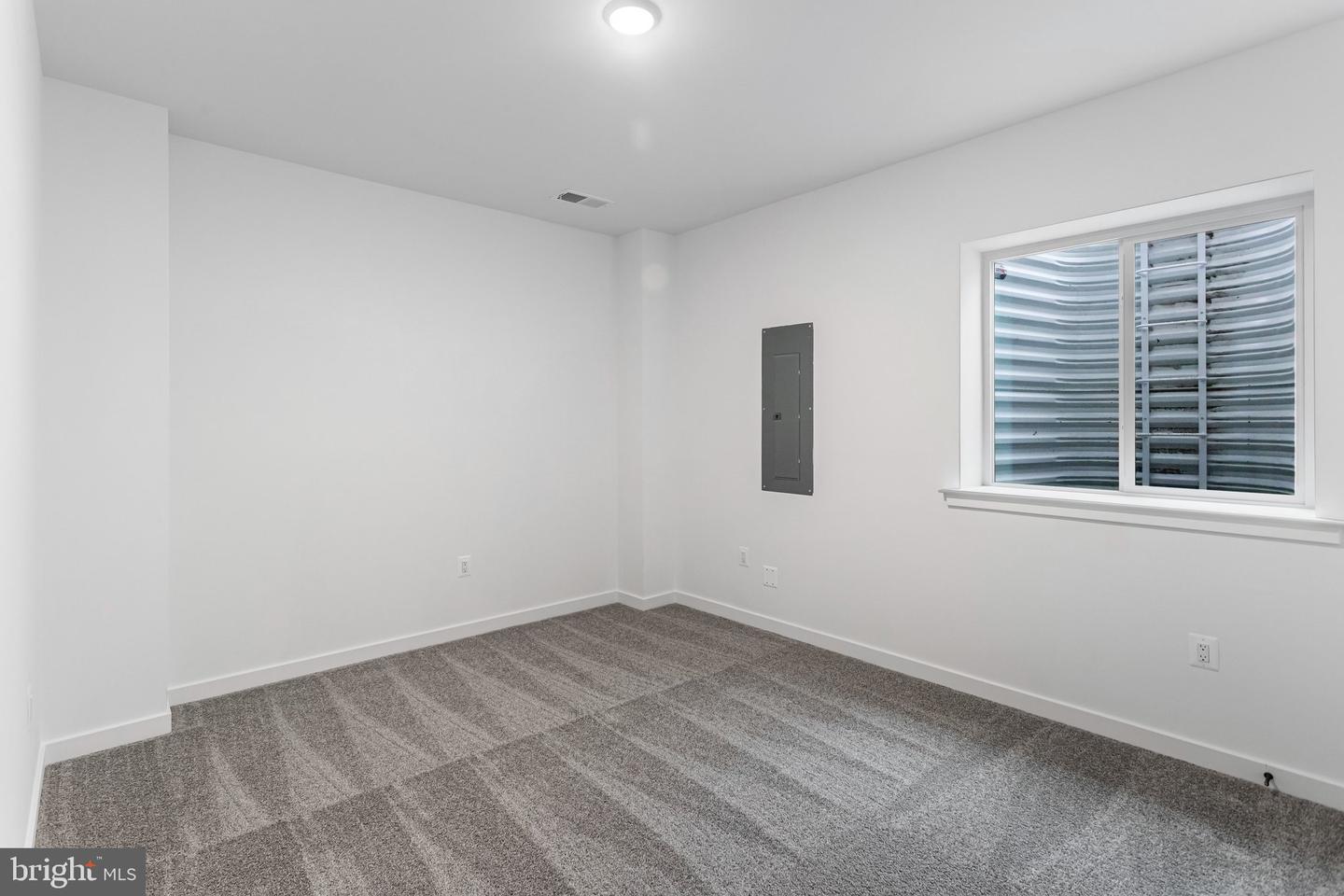 2083 Springvale Dr Property Photo 34