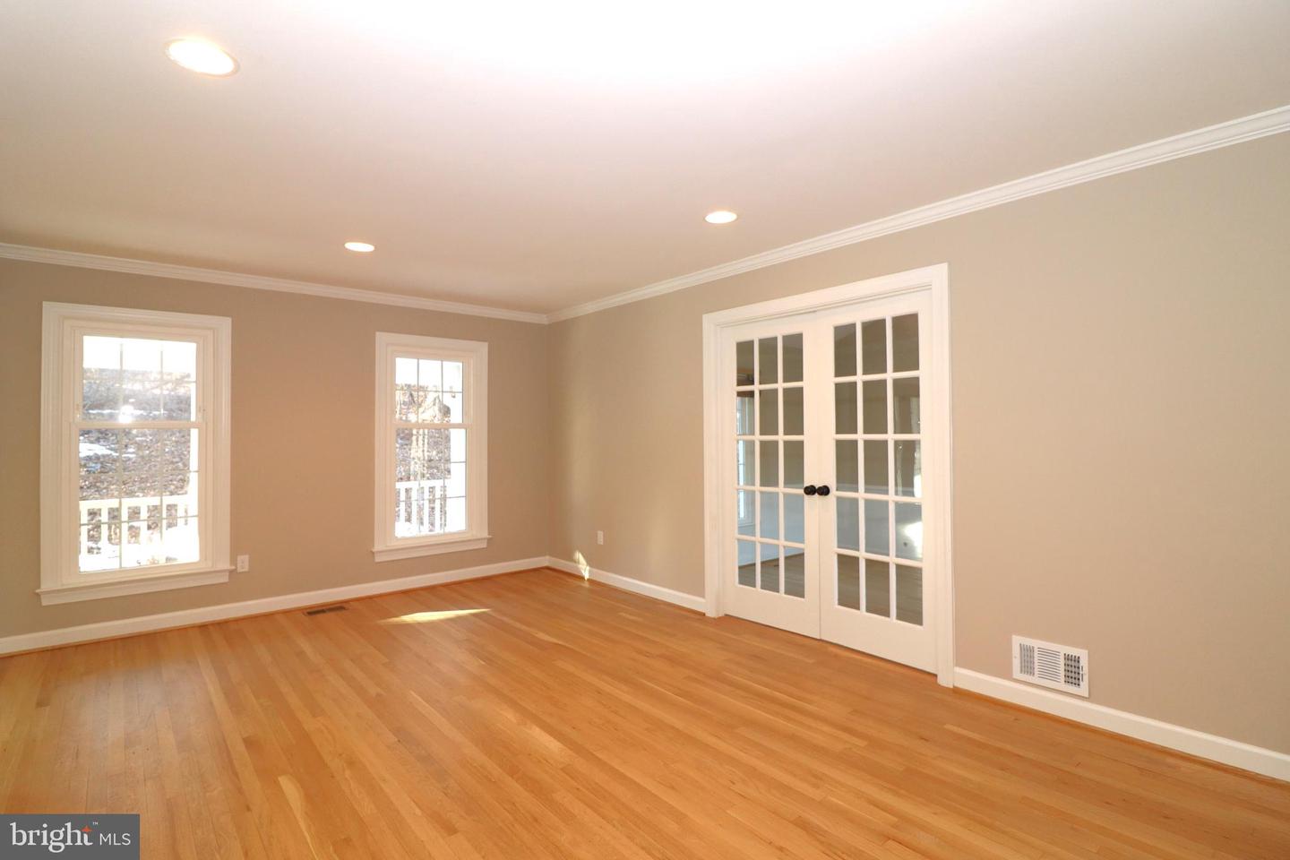6885 Walnut Heights Dr Property Photo 7