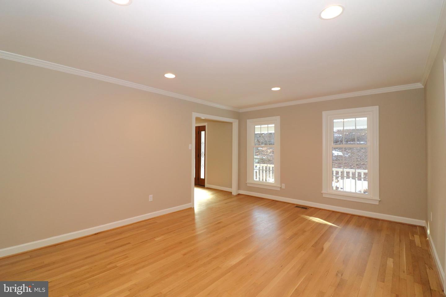 6885 Walnut Heights Dr Property Photo 9