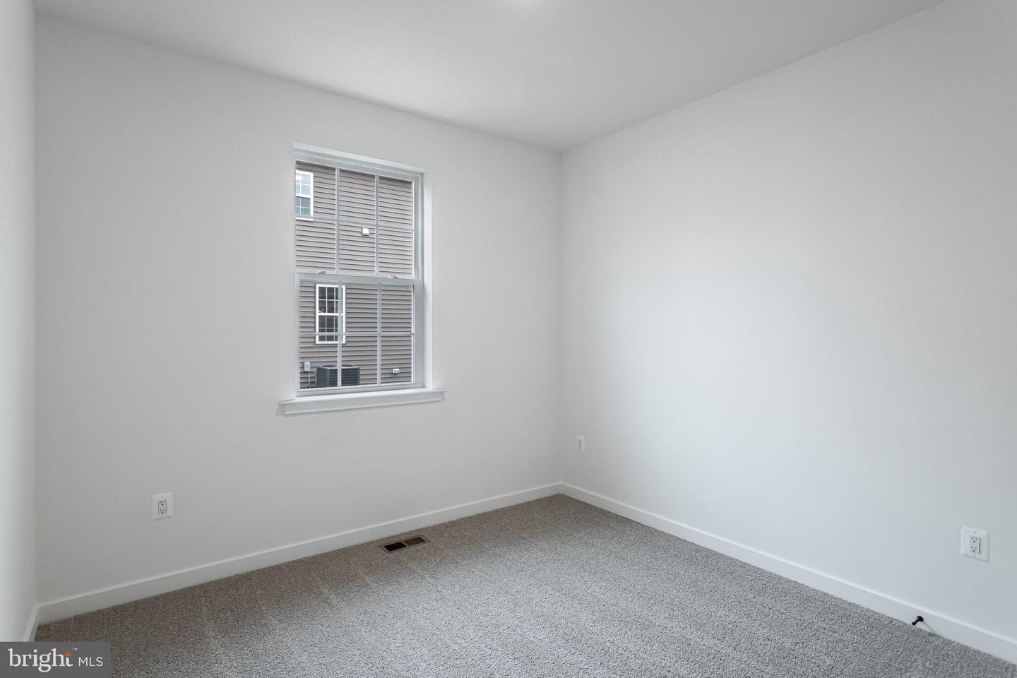 2079 Springvale Dr Property Photo 6