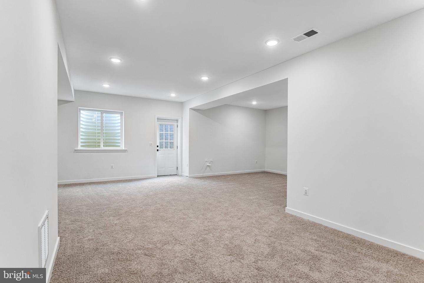 2063 Springvale Dr Property Photo 34