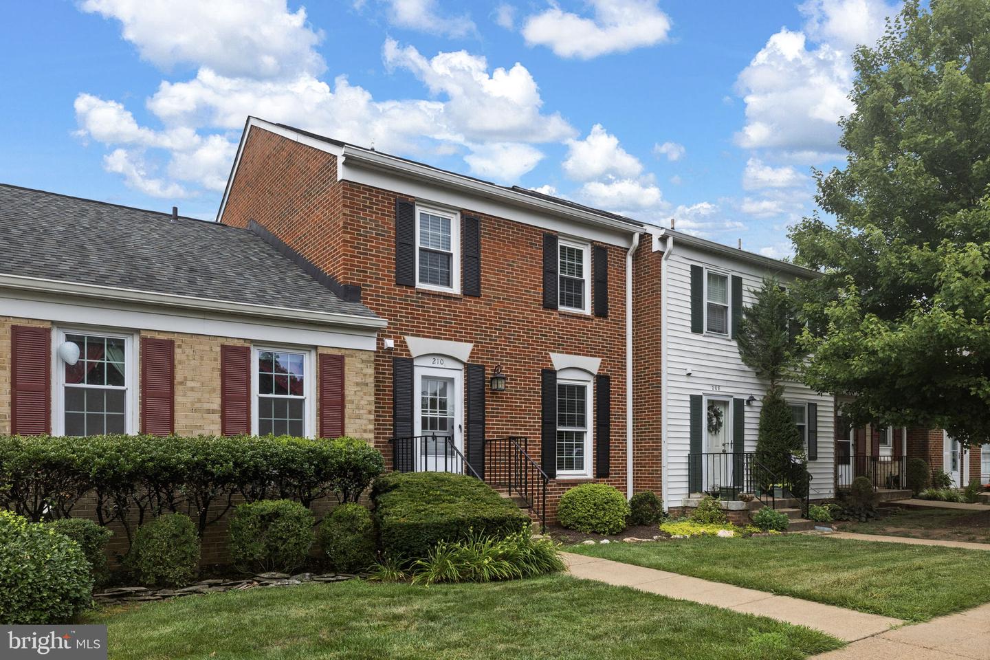 210 LEEDS CT E