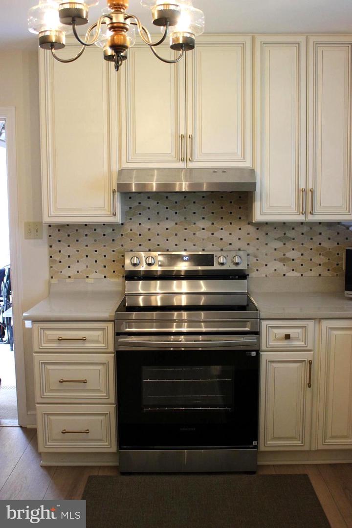 7787 Greenwich Rd Property Photo 10