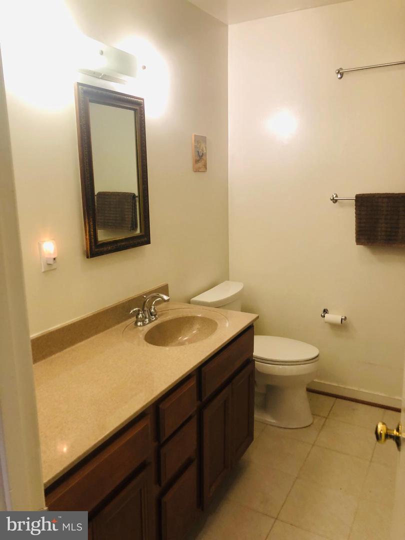 161-b Leeds Ct W Property Photo 7