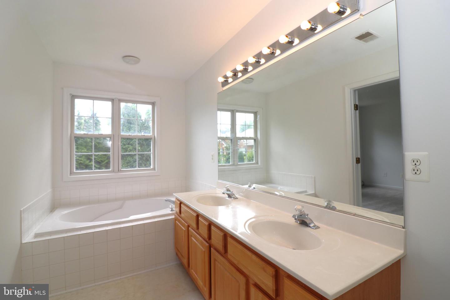 52 Quarterpole Ct Property Photo 21