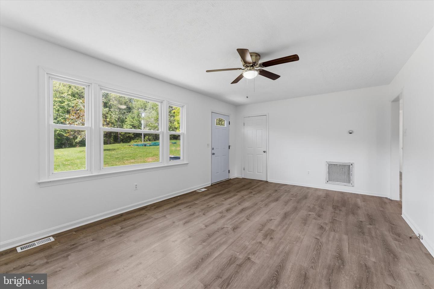 9359 Paradise Rd Property Photo 5