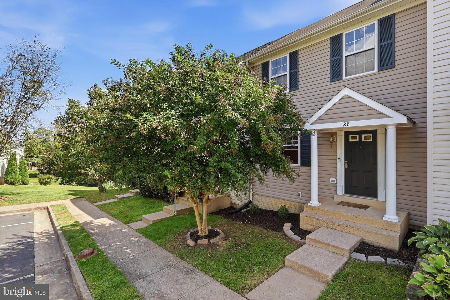 28 QUARTERPOLE CT Property Photo 1