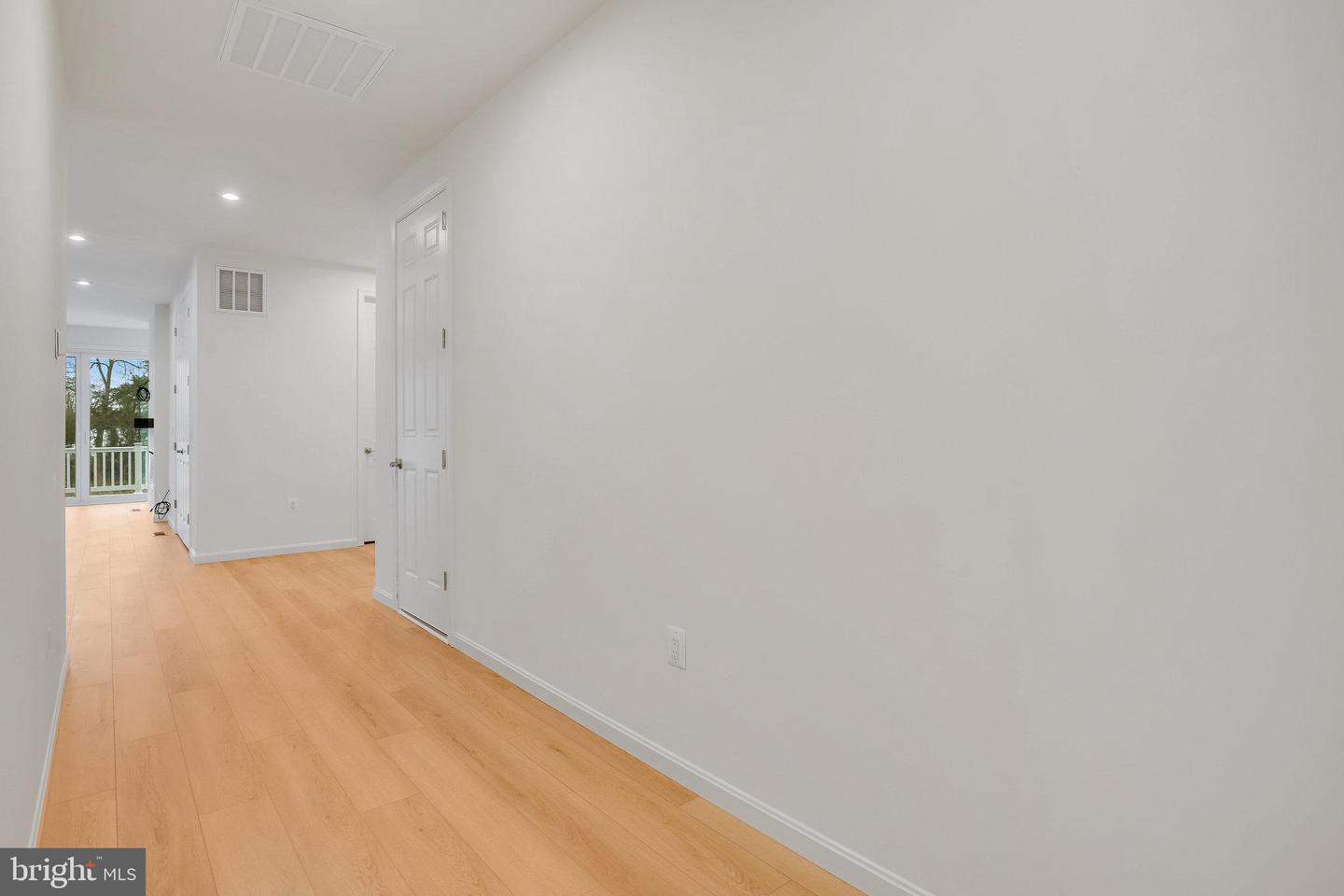 129 Midsummer Ln Property Photo 5